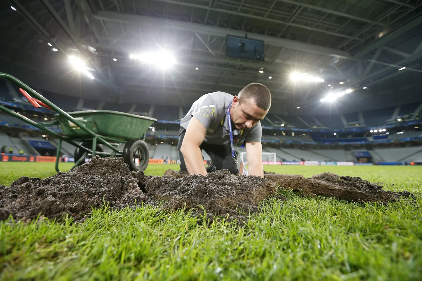 Murawa na stadionie w Lille wymieniona. W niedzielę zagrają na niej Niemcy ze Słowakami. ZDJĘCIA