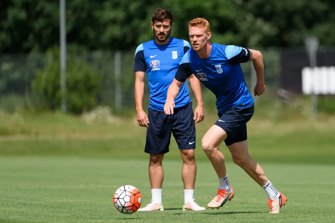 Nowi piłkarze Lecha Maciej Makuszewski (L) i Lasse Nielsen (P) podczas treningu drużyny w przedsezonowym dniu dla mediów na stadionie w Poznaniu