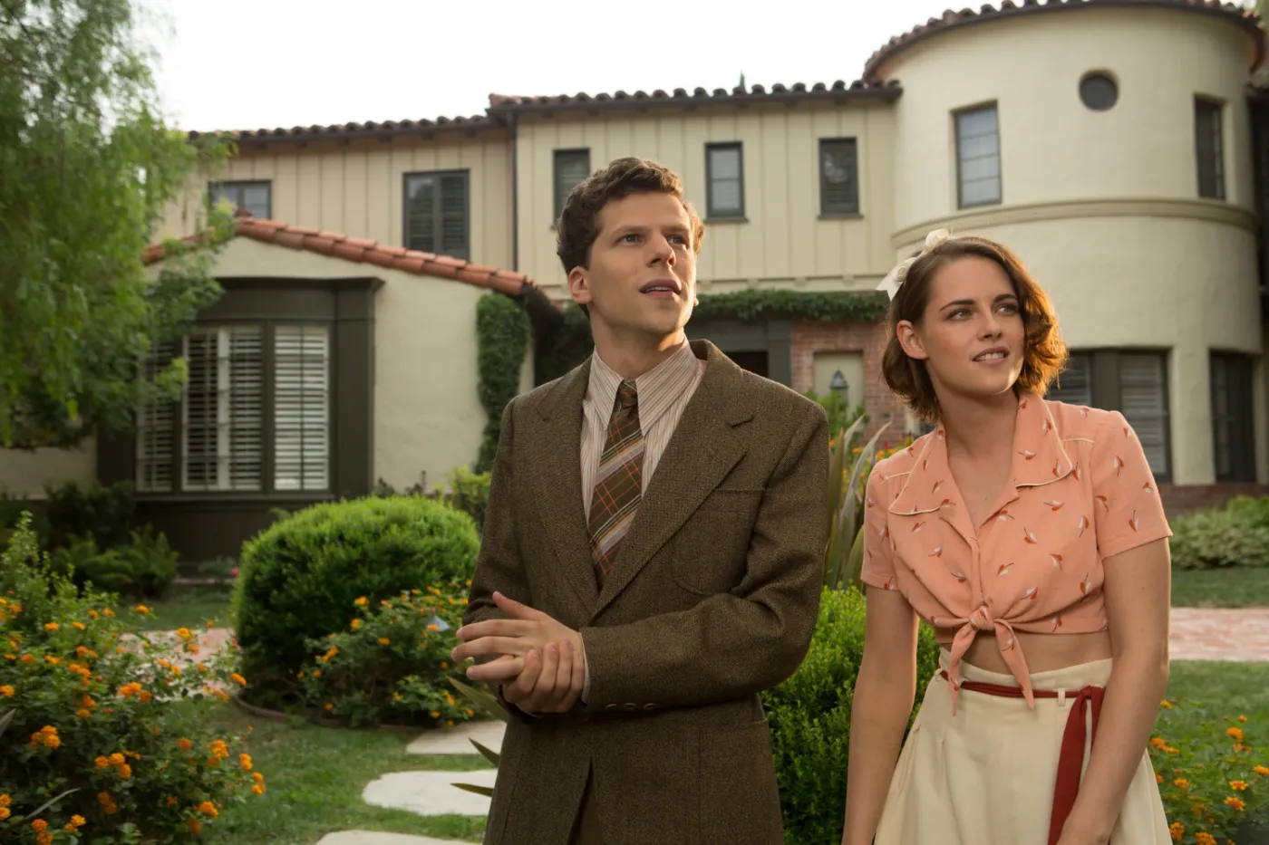 Jesse Eisenberg oraz Kristen Stewart w filmie "Śmietanka towarzyska" / fot. Kino Świat