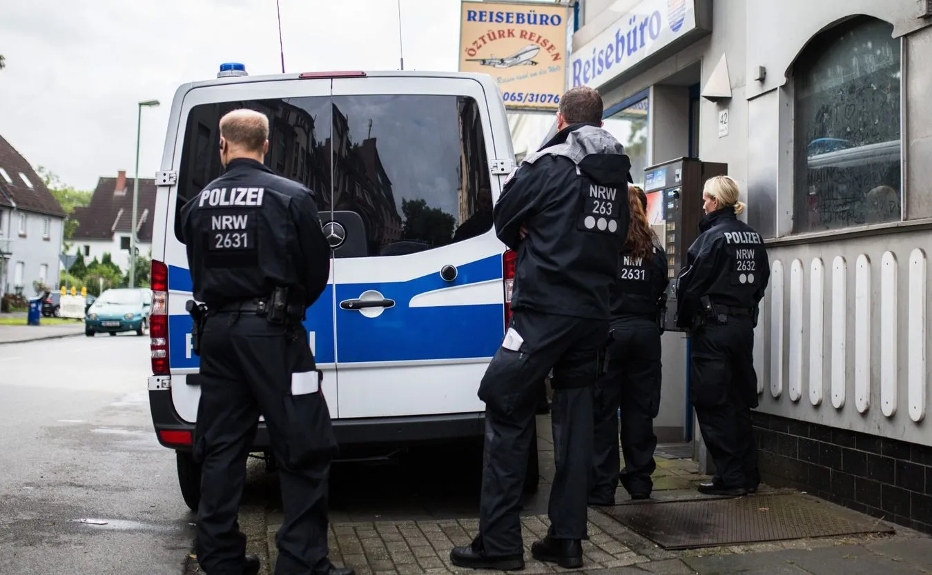 Policja przed tureckim biurem podróży w Duisburgu