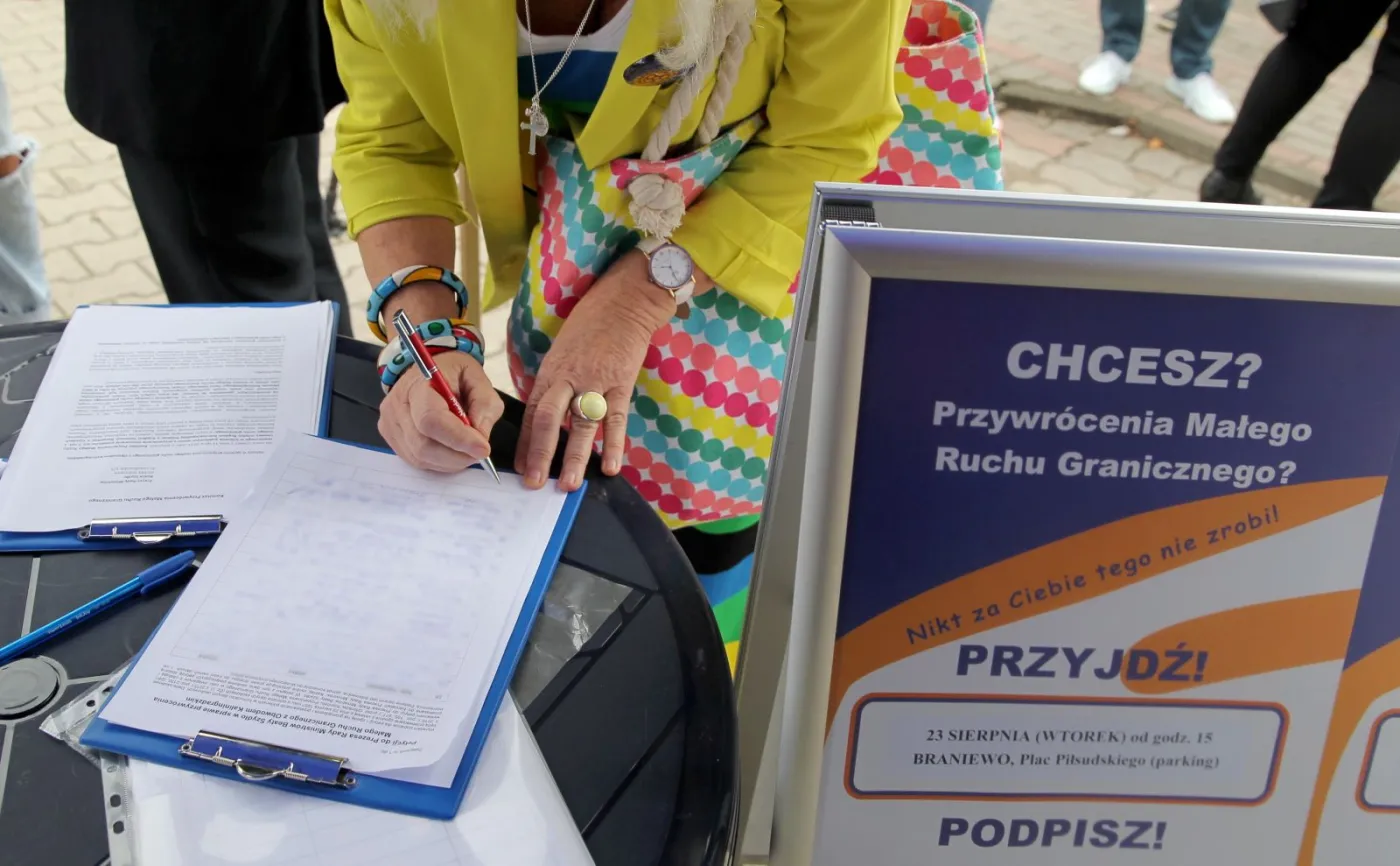 9388483-akcja-zbierania-podpisow-pod-petycja.jpg