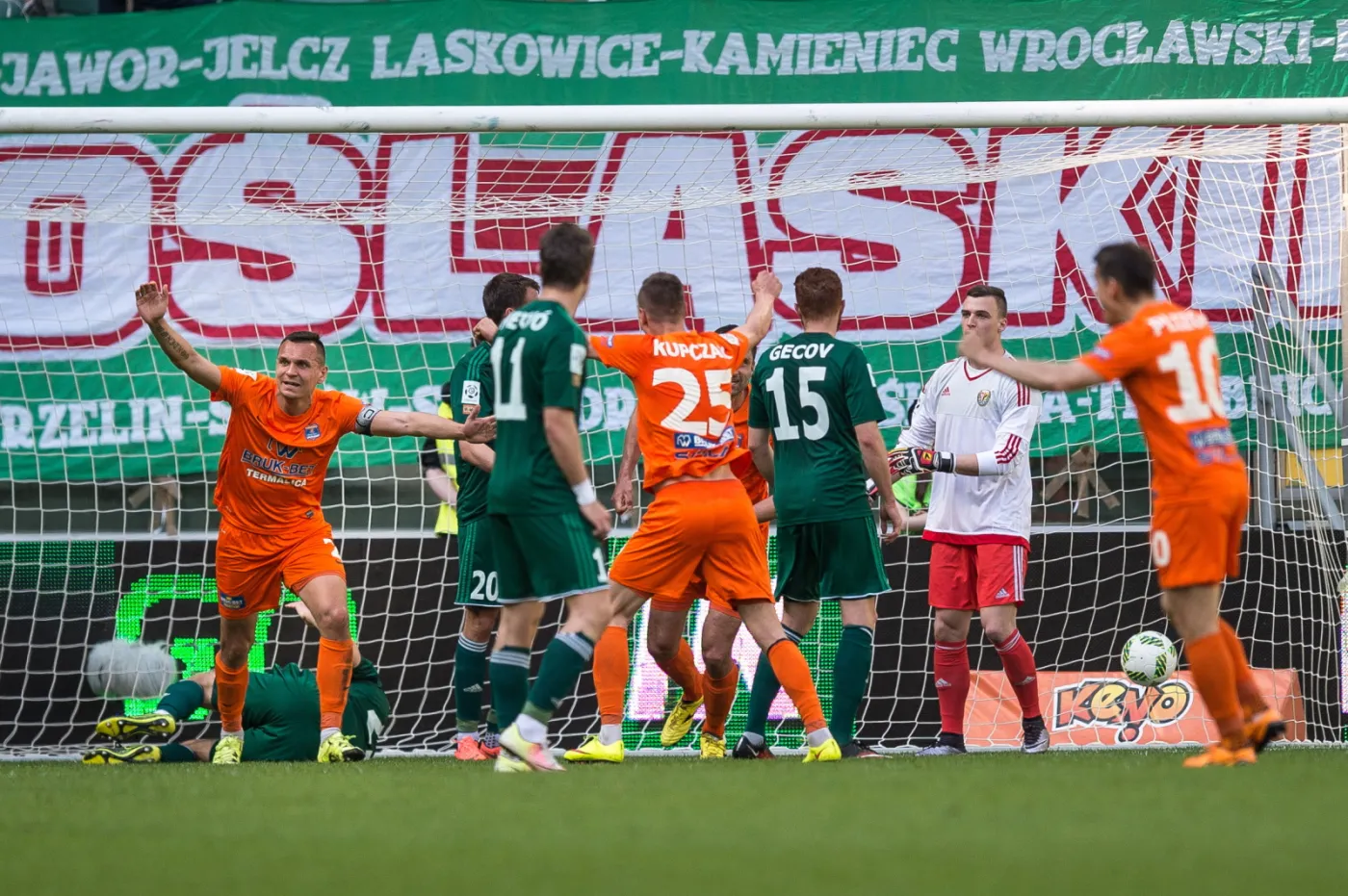 Zawodnicy Termaliki Bruk-Bet Nieciecza cieszą się z bramki, którą zdobył dla nich zawodnik Śląska Wrocław
