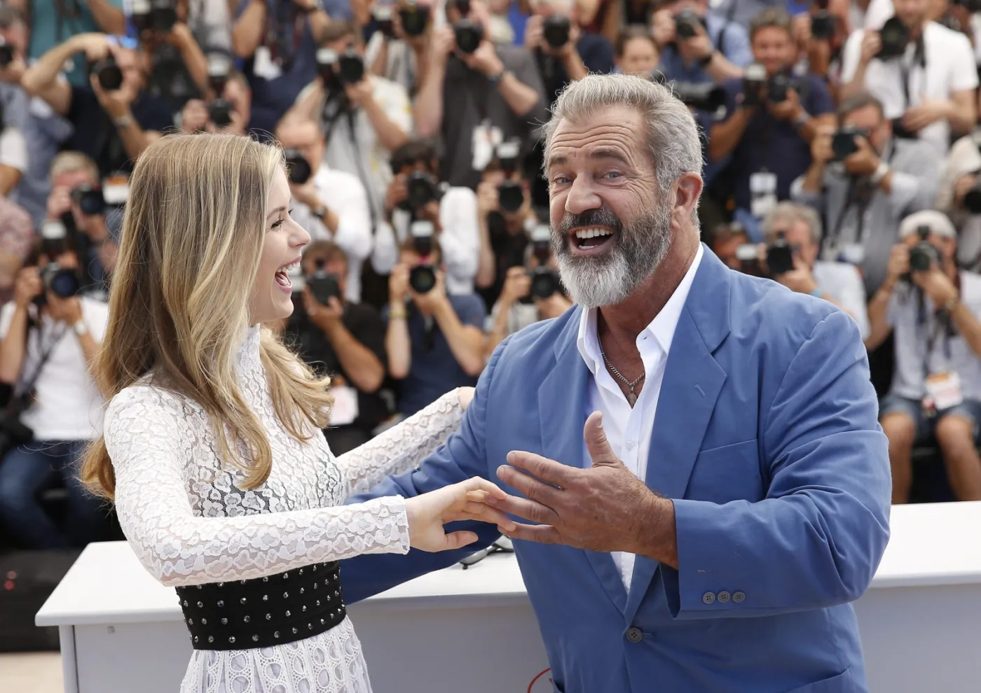 9066132-mel-gibson-i-erin-moriarty-promowali.jpg