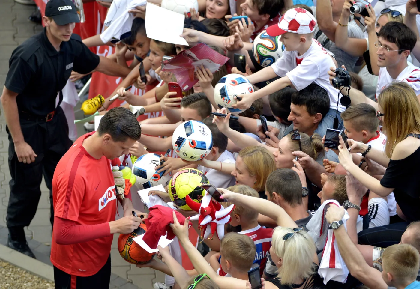 Bramkarz reprezentacji Polski Wojciech Szczęsny (L) rozdaje autografy