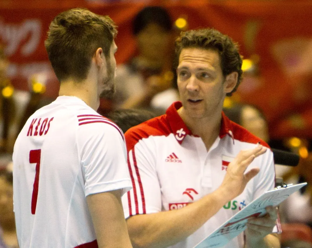 Trener reprezentacji Polski Stephane Antiga (P) i polski zawodnik Karol Kłos (L), podczas meczu Polska - Kanada