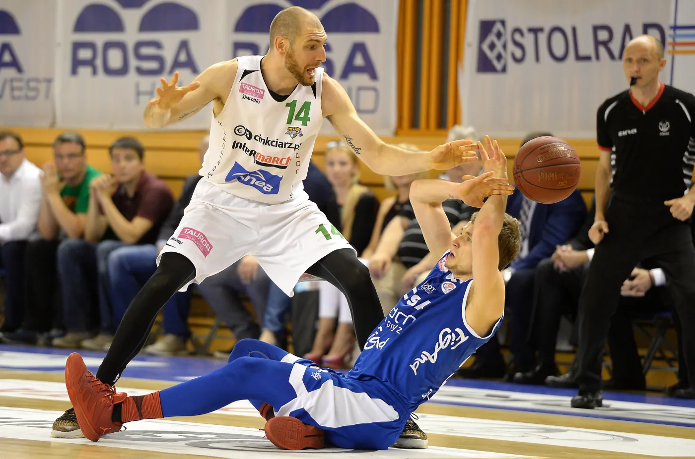 Zawodnik Rosy Radom Daniel Szymkiewicz (P) i Vlad-Sorin Moldoveanu (L) ze Stelmetu BC Zielona Góra,