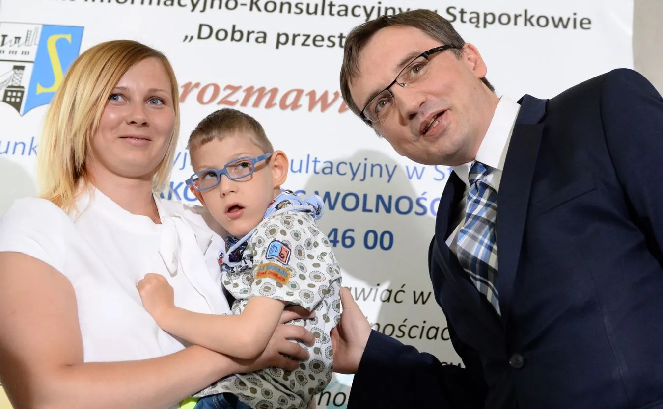 Siedmioletni Filip z mamą i Zbigniew Ziobro