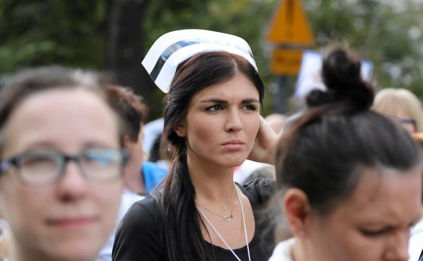 Protest pielęgniarek przed Kacelarią Premiera we wrześniu 2015 roku