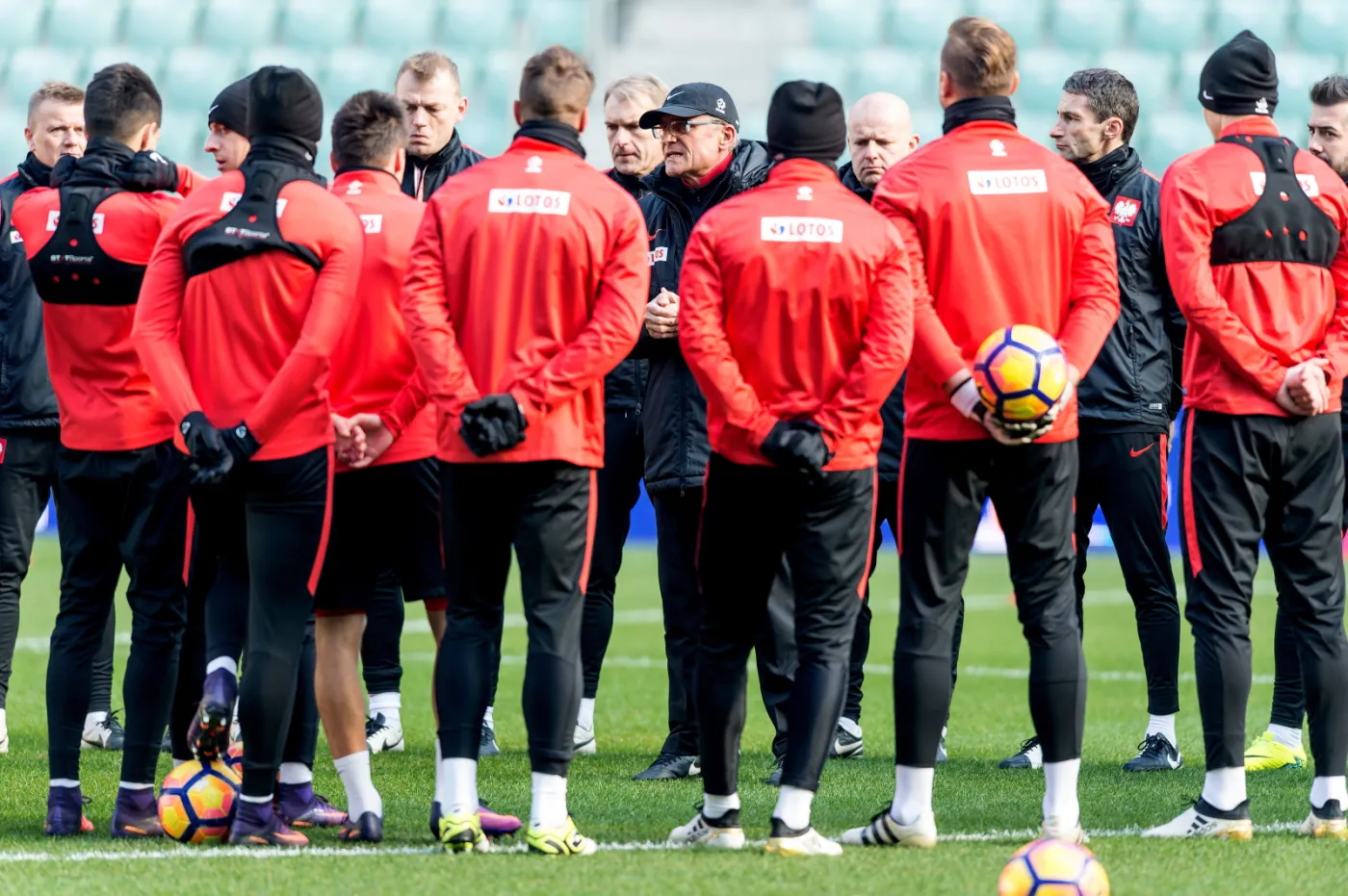 Selekcjoner piłkarskiej reprezentacji Polski Adam Nawałka (C) podczas treningu kadry we Wrocławiu