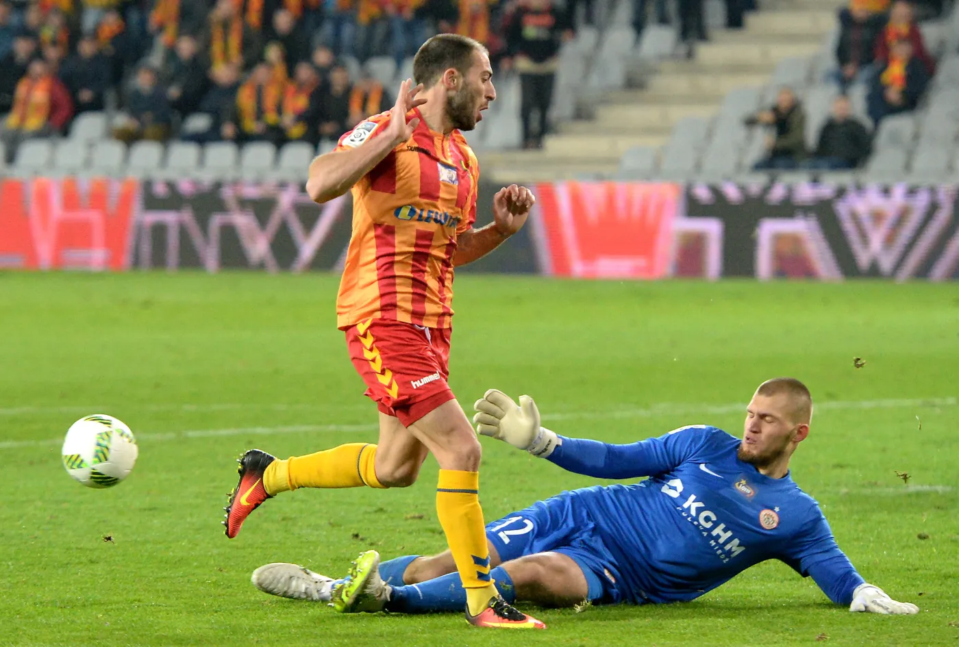 Piłkarz Korony Kielce Miguel Palanca (L) i bramkarz Konrad Forenc (P) z KGHM Zagłębie Lubin