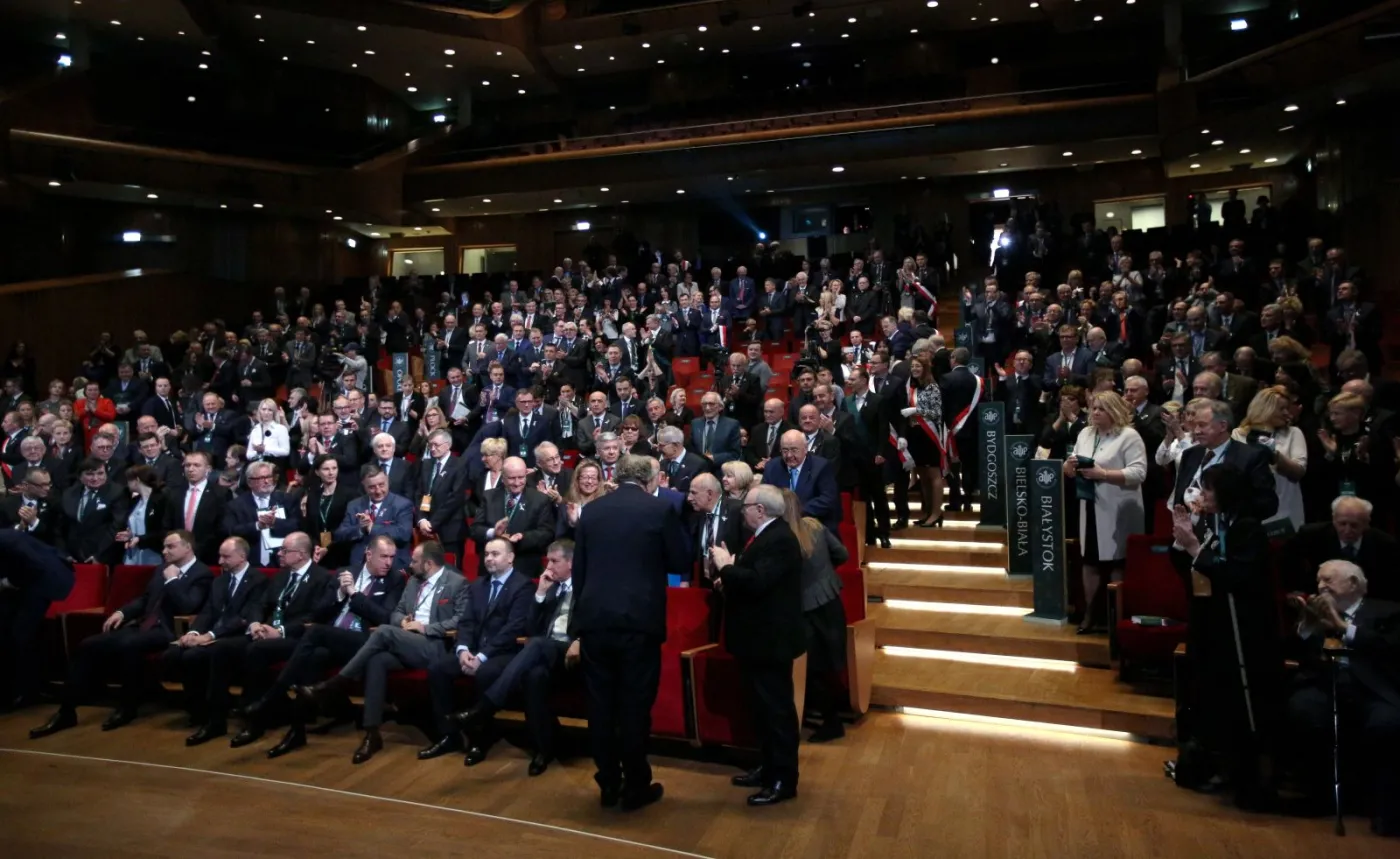 Owacje na stojaco, którymi przywitano prezesa TK Andrzej Rzeplińskiego 