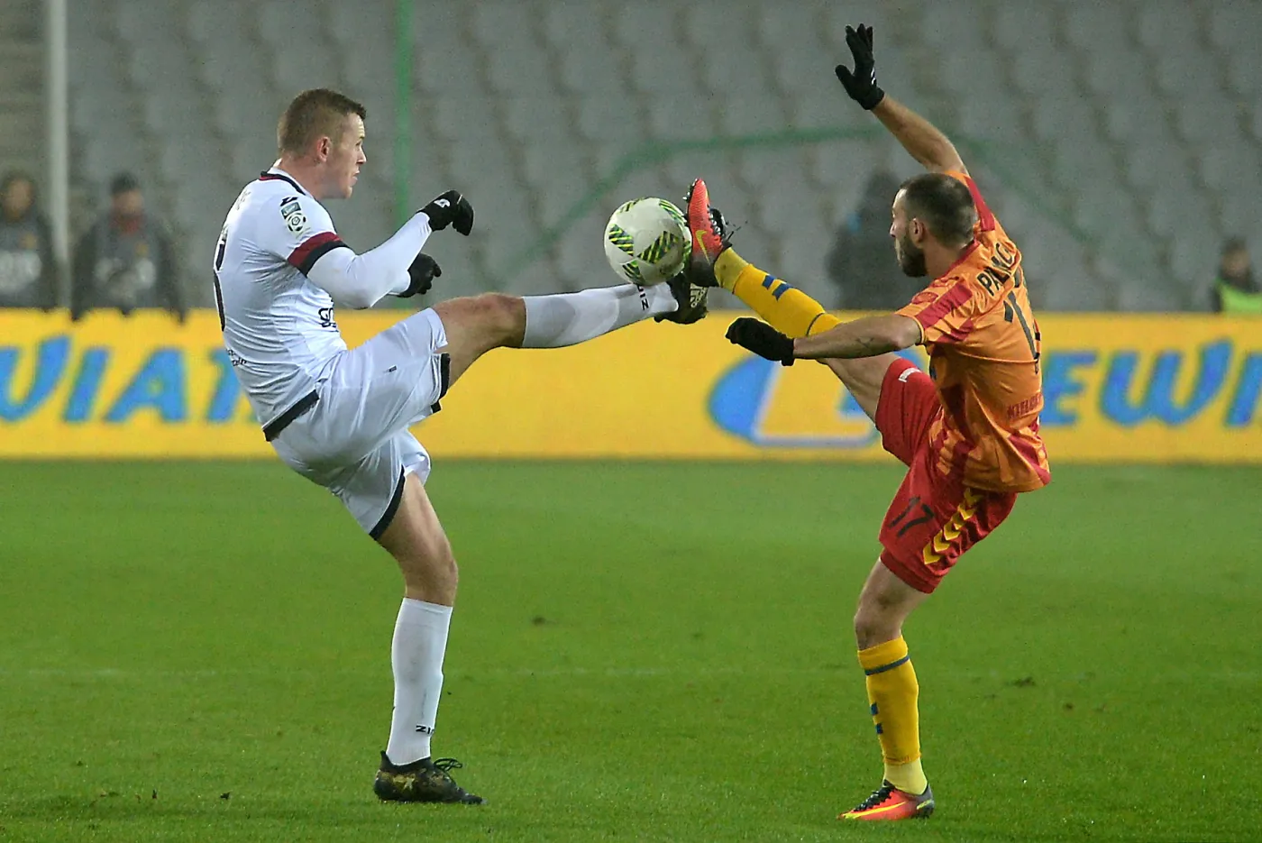 Zawodnik Korony Kielce Miguel Palanca (P) i Mateusz Matras (L) z Pogoni Szczecin