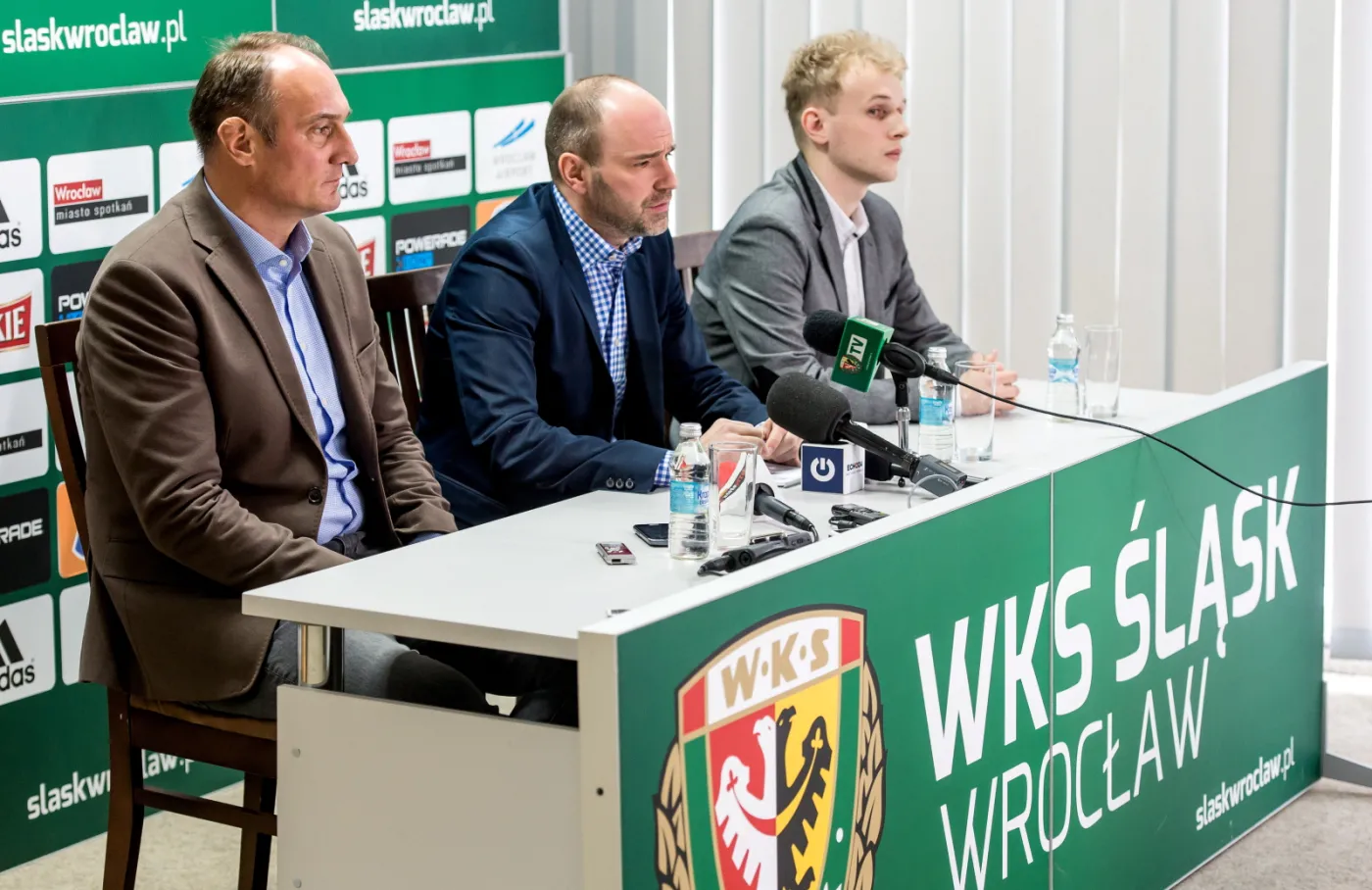 Nowy prezes Śląska Wrocław Krzysztof Hołub (C), nowy dyrektor sportowy klubu Adam Matysek (L) i rzecznik prasowy Tomasz Szozda (P)