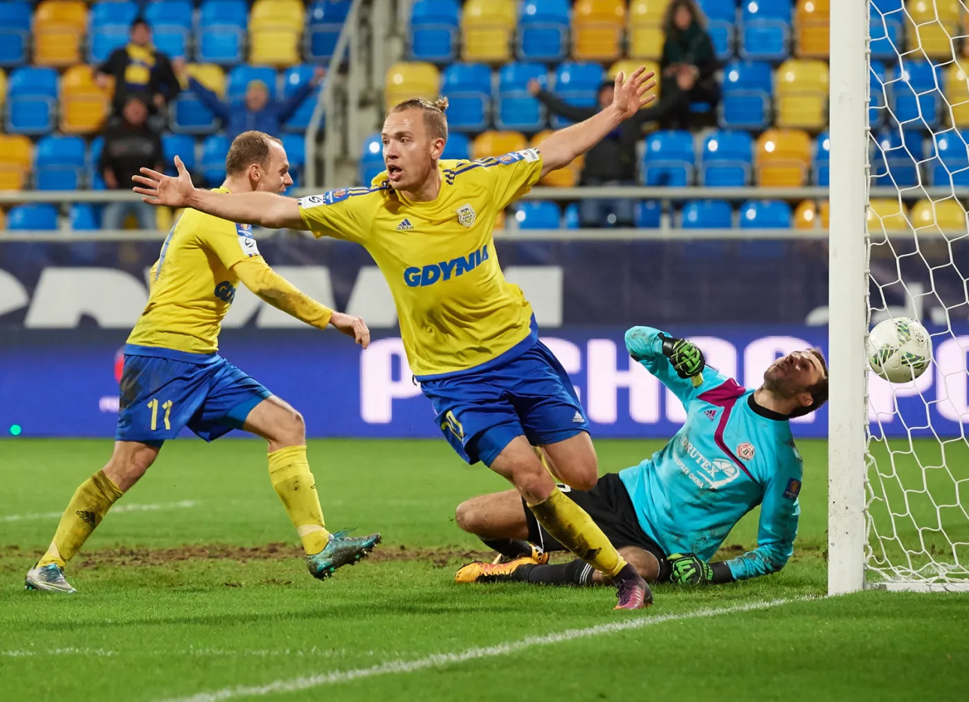 Zawodnik Arki Gdynia Dominik Hofbauer (C) strzela bramkę bramkarzowi Drutexu Bytovii Bytów Gerardowi Bieszczadowi (P), podczas rewanżowego meczu 1/4 finału piłkarskiego Pucharu Polski