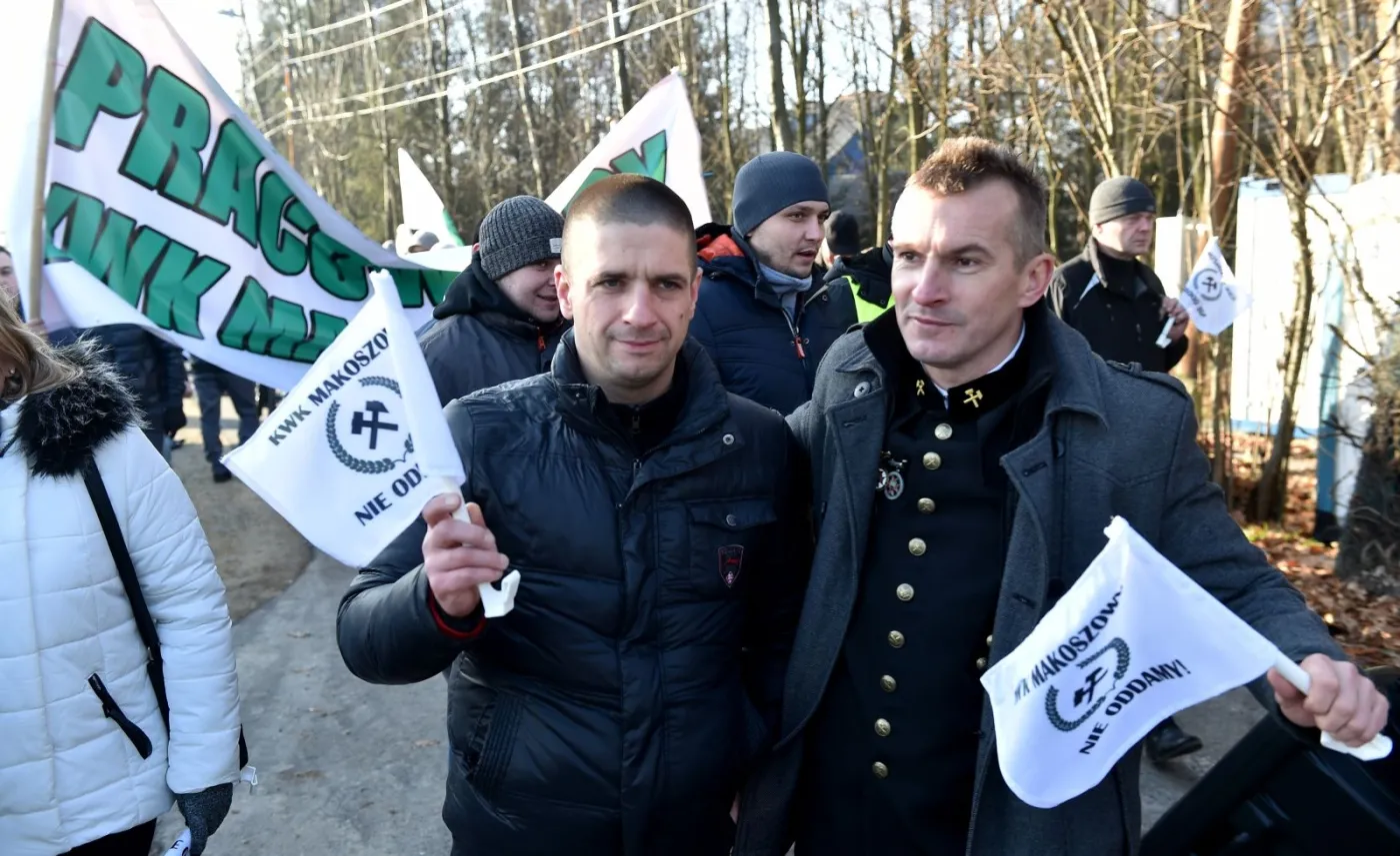  Pracownicy przeznaczonej do likwidacji kopalni Makoszowy protestują 4 bm. przed domem premier Beaty Szydło w Przecieszynie 