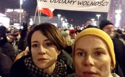 Maja Ostaszewska i Magdalena Cielecka na marszu KOD