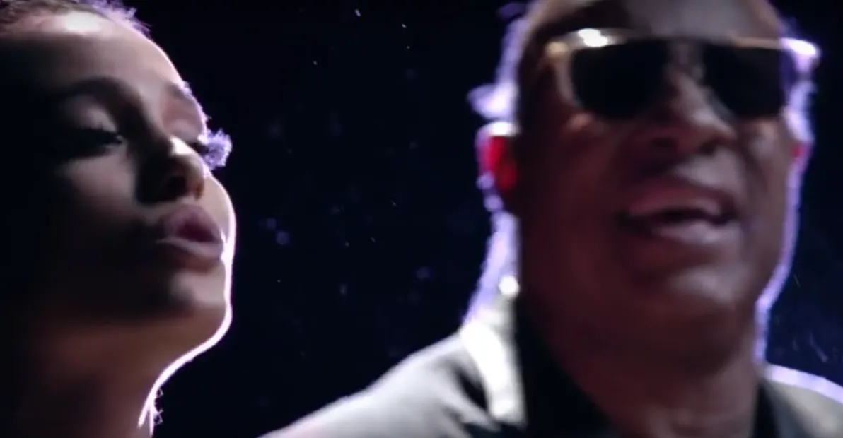 Ariana Grande i Stevie Wonder śpiewają "Faith"