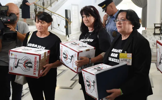 Partie o zakazie handlu w niedzielę: "Zły i opresyjny" kontra "Szczytny, ale wymagający poprawek"