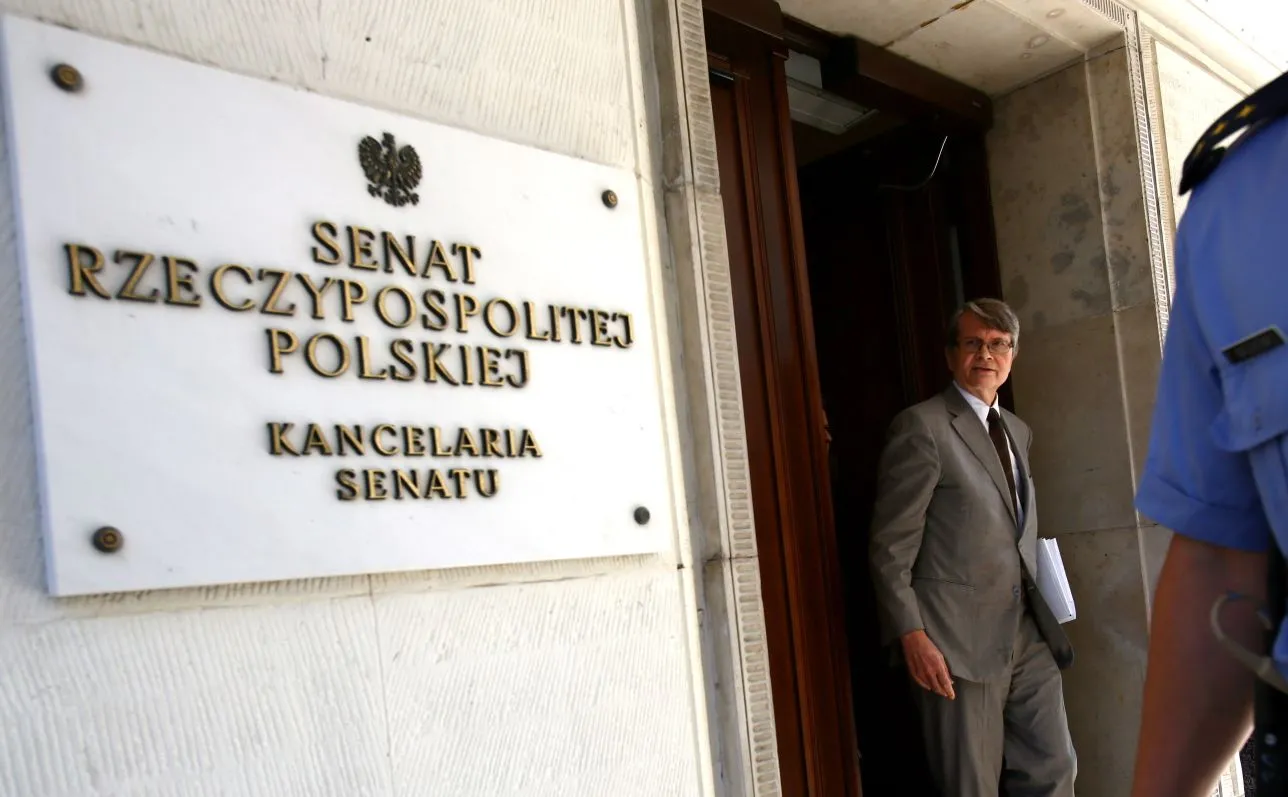 Wiceprzewodniczący Komisji Weneckiej Kaarlo Tuori (C) po spotkaniu w Senacie w Warszawie