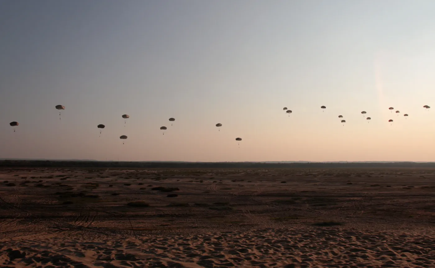 Amerykański desant spadochronowy na polską pustynię [ZDJĘCIA]