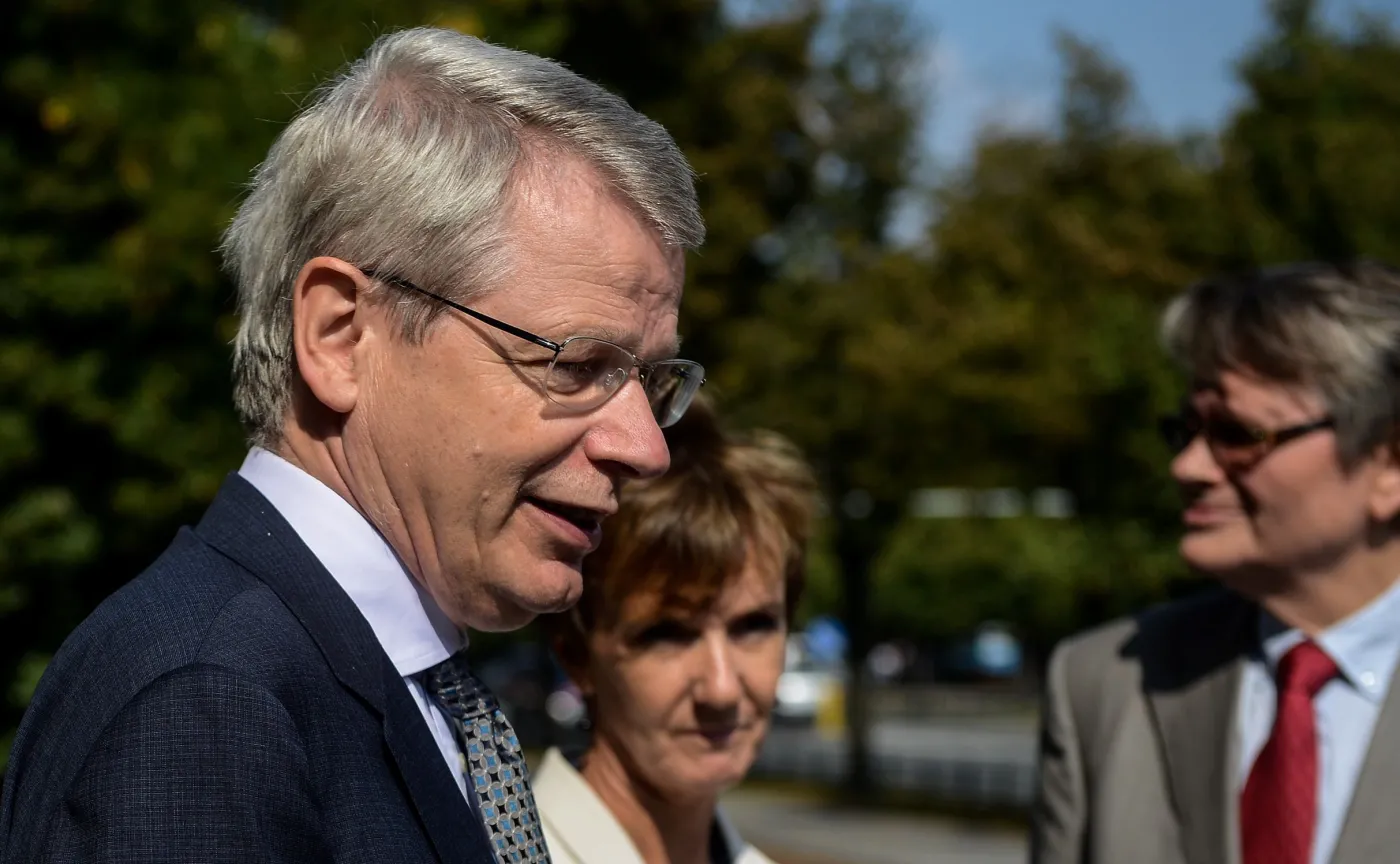 Wiceprzewodniczący Komisji Weneckiej Kaarlo Tuori (P), sekretarz KW Thomas Markert (L) i sprawozdawca KW Sarah Cleveland (2L) rozmawiają z dziennikarzami po spotkaniu w Kancelarii Prezesa Rady Ministrów w Warszawie