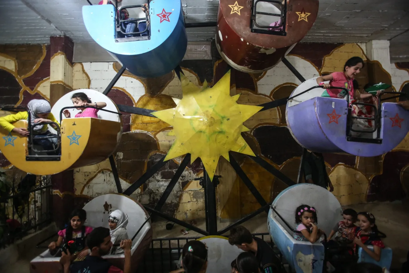 Baw się i nie bój się bomb. Wejdź do podziemnego wesołego miasteczka w Syrii