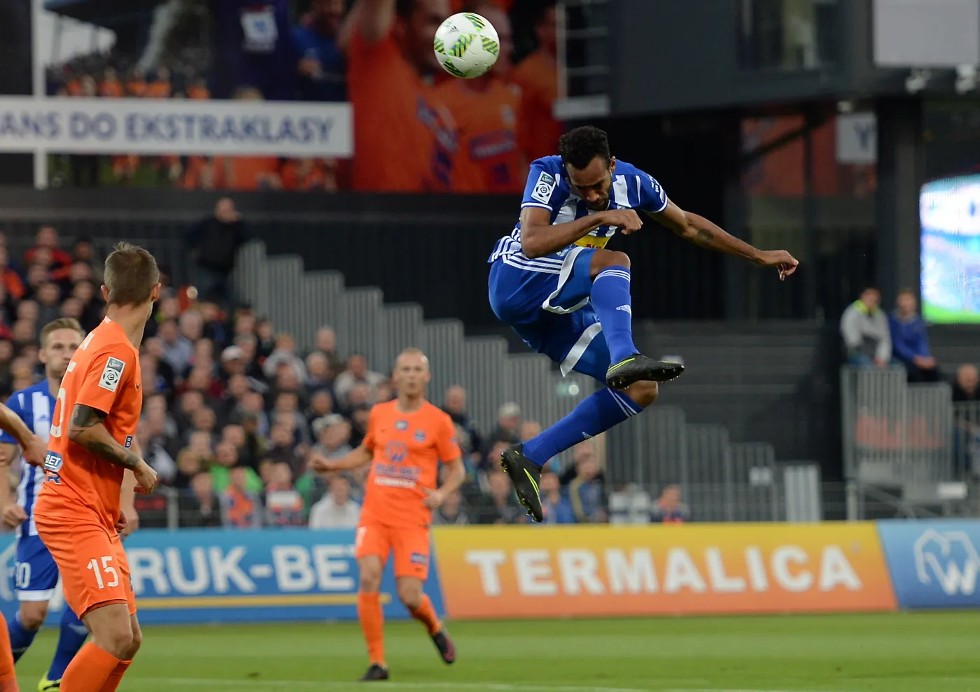 Zawodnik Bruk-Betu Termaliki Nieciecza Kornel Osyra (L) i Jose Kante (P) z Wisły Płock