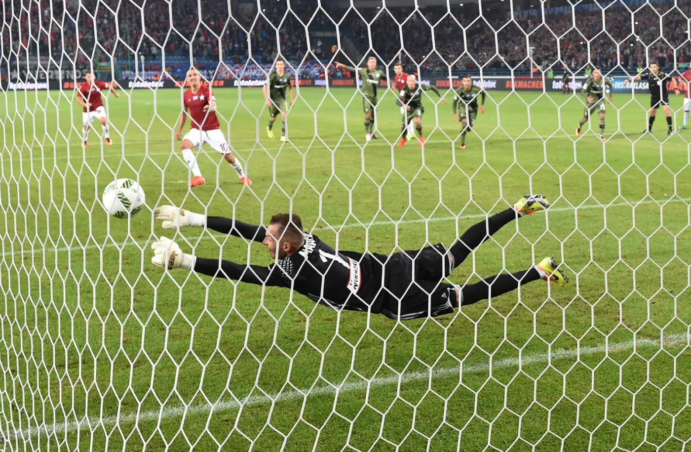 Z rzutu karnego strzela Denis Popović (C) z Wisły Kraków a sutecznie broni Arkadiusz Malarz z Legii Warszawa 