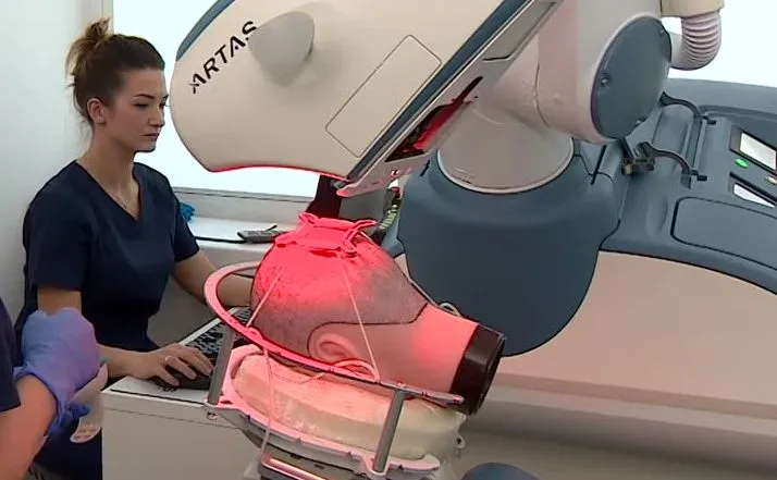  Katowicach zaprezentowano pierwszego w Polsce robota do transplantacji włosów