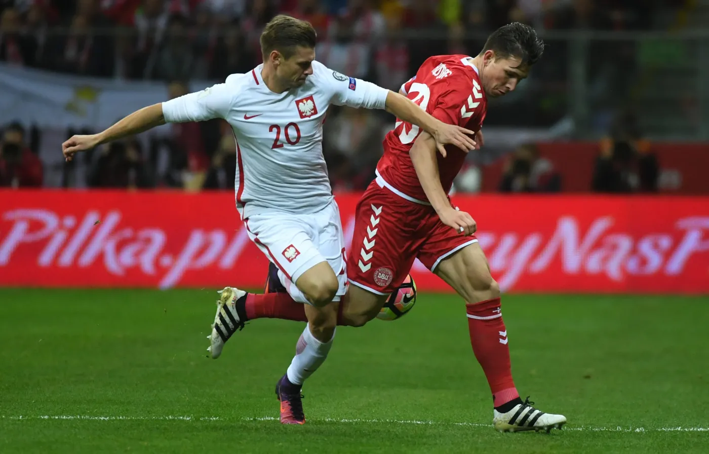 Zawodnik reprezentacji Polski Łukasz Piszczek (L) i Pierre Emile Hoejbjerg (P)