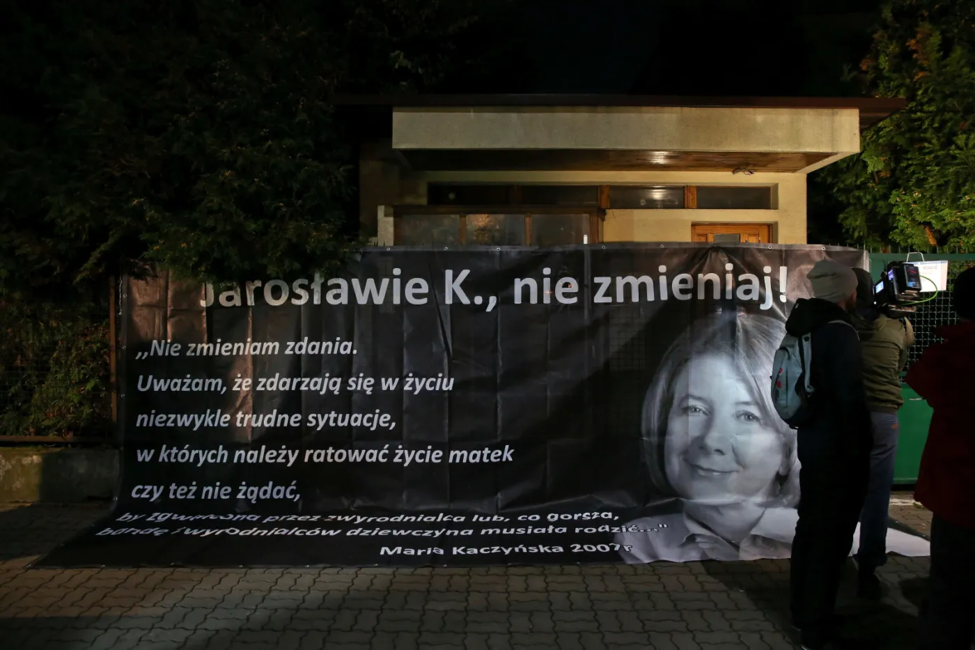 "Czy pan prezes był kobietą?". "Czarny protest" przed domem Jarosława Kaczyńskiego [ZDJĘCIA]