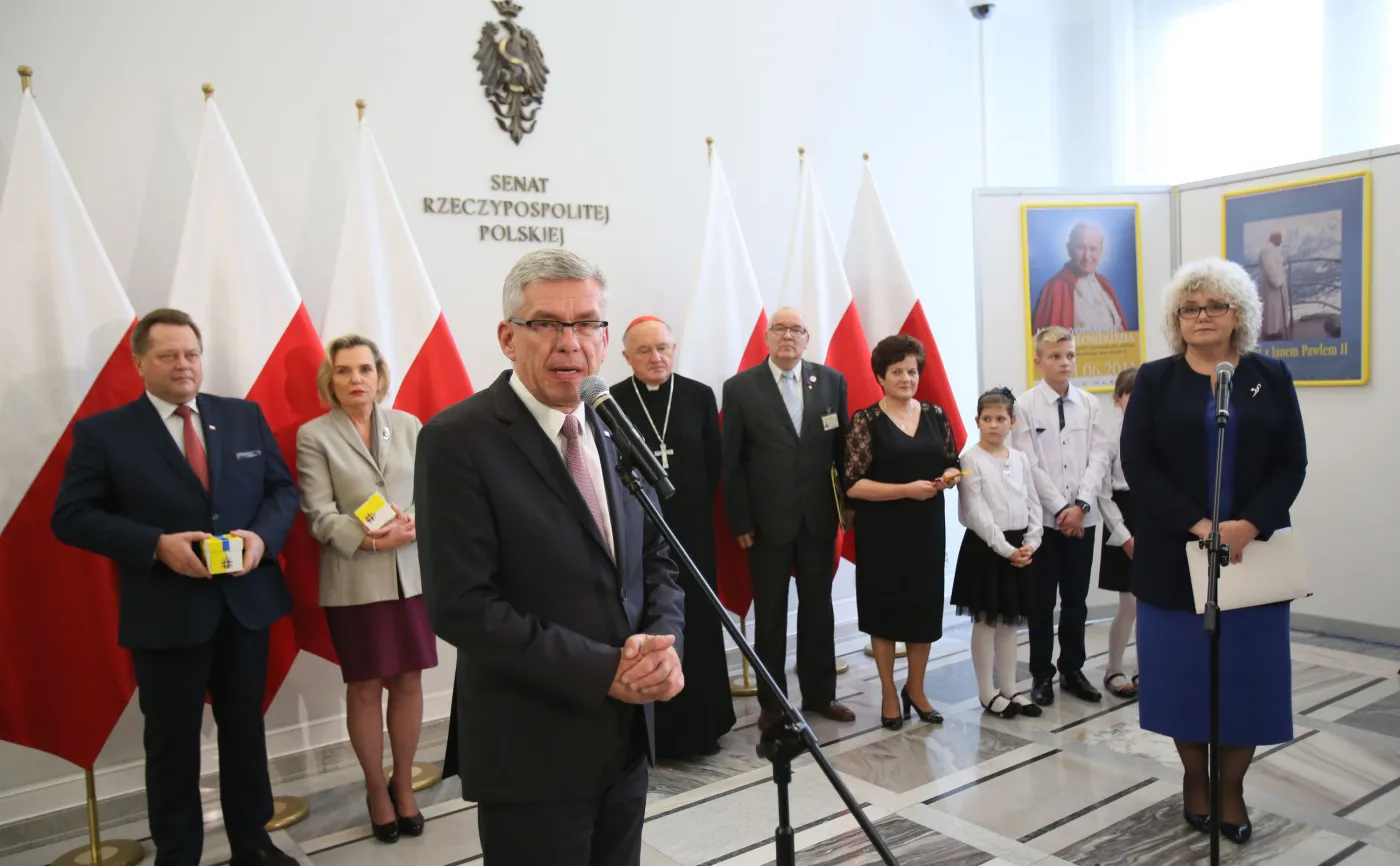 Marszałek Senatu Stanisław Karczewski (L), wicemarszałek Maria Koc (P), wiceminister spraw wewnętrznych i administracji Jarosław Zieliński (L), sekretarz stanu w Kancelarii Prezesa Rady Ministrów i pełnomocnik prezesa Rady Ministrów do spraw dialogu międzynarodowego, senator Anna Maria Anders (2L) oraz metropolita warszawski, kardynał Kazimierz Nycz (6P) podczas otwarcia w Senacie wystawy "Polska światu Papieża dała - Jan Paweł II na plakatach"