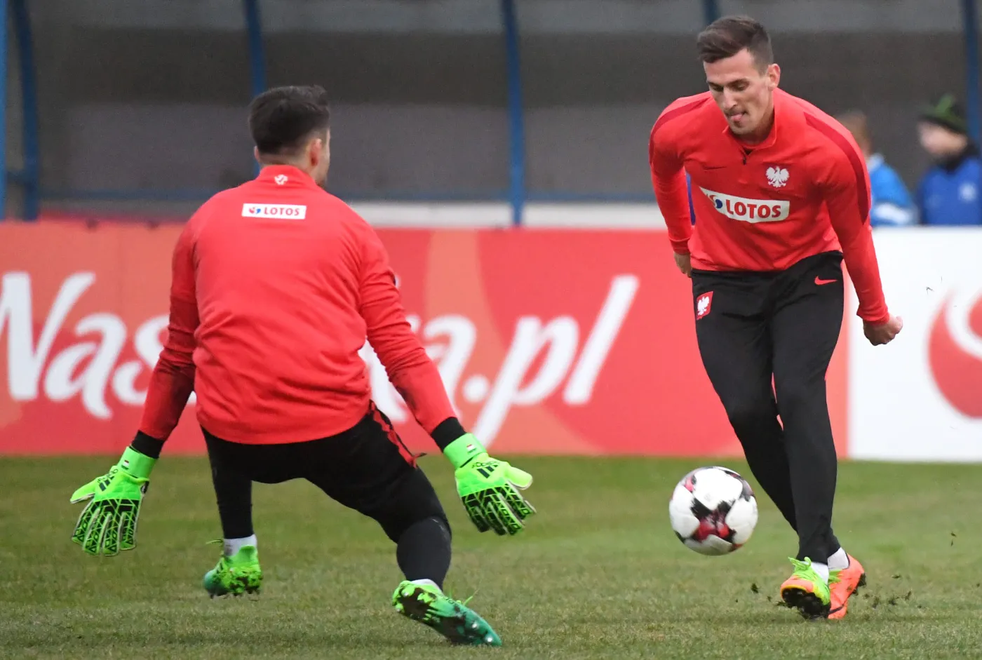 Arkadiusz Milik (P) i Łukasz Fabiański (L)