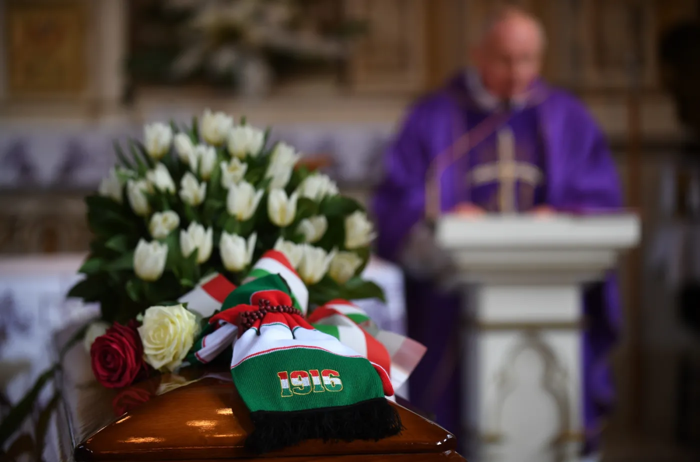 Race, szaliki Legii i "Sen o Warszawie". Tak żegnano Pawła Zarzecznego na Cmentarzu Bródnowskim