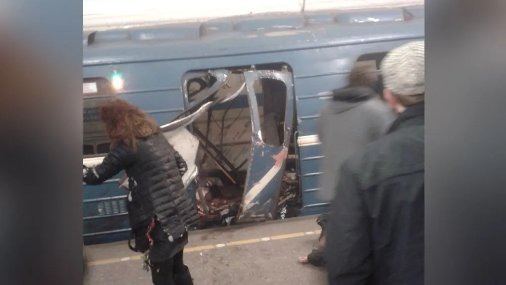 Wagon zniszczony w wybuchu w metrze w Petersburgu