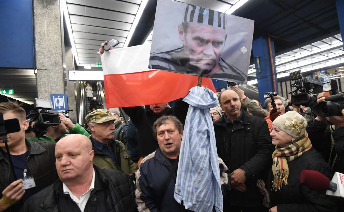 Przeciwnicy Donalda Tuska na Dworcu Centralnym