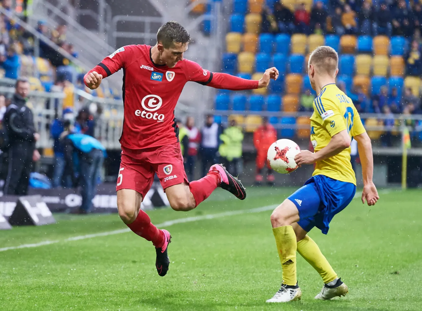 Zawodnik Arki Gdynia Mateusz Szwoch (P) i Marcin Pietrowski (L) z Piasta Gliwice