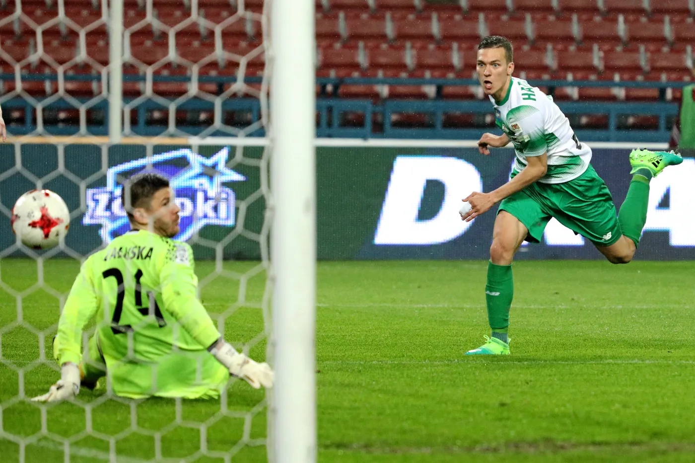 Piłkarz Lechii Gdańsk Lukas Haraslin (P) pokonuje bramkarza Wisły Kraków Łukasza Załuskę