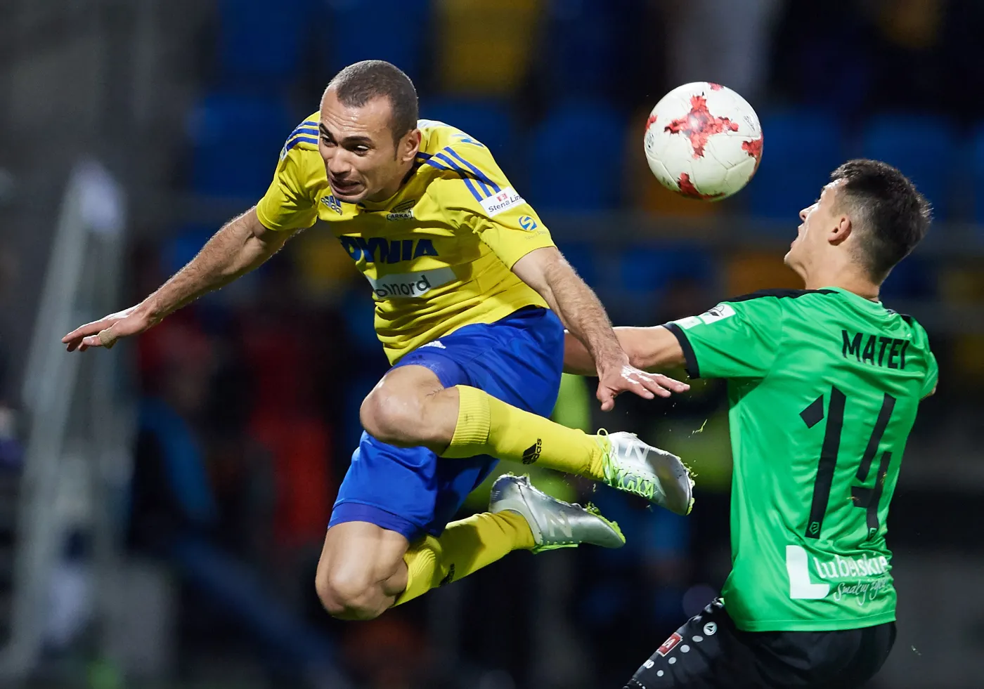 Piłkarz Arki Gdynia Marcus Vinicius (L) i Gabriel Matei (P) z Górnika Łęczna