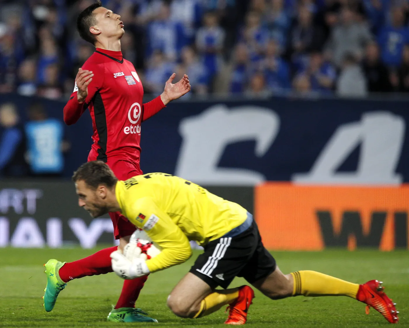 Bramkarz Ruchu Chorzów Libor Hrdlicka (przód) i piłkarz Piasta Gliwice Maciej Jankowski (L)