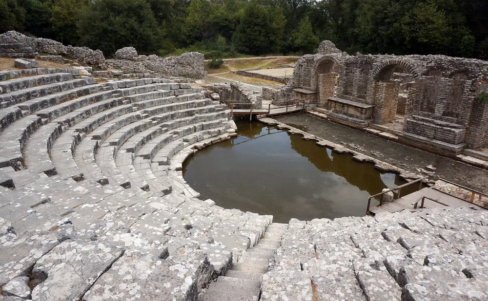 9845284-butrint-niewielka-osada-na-pograniczu.jpg