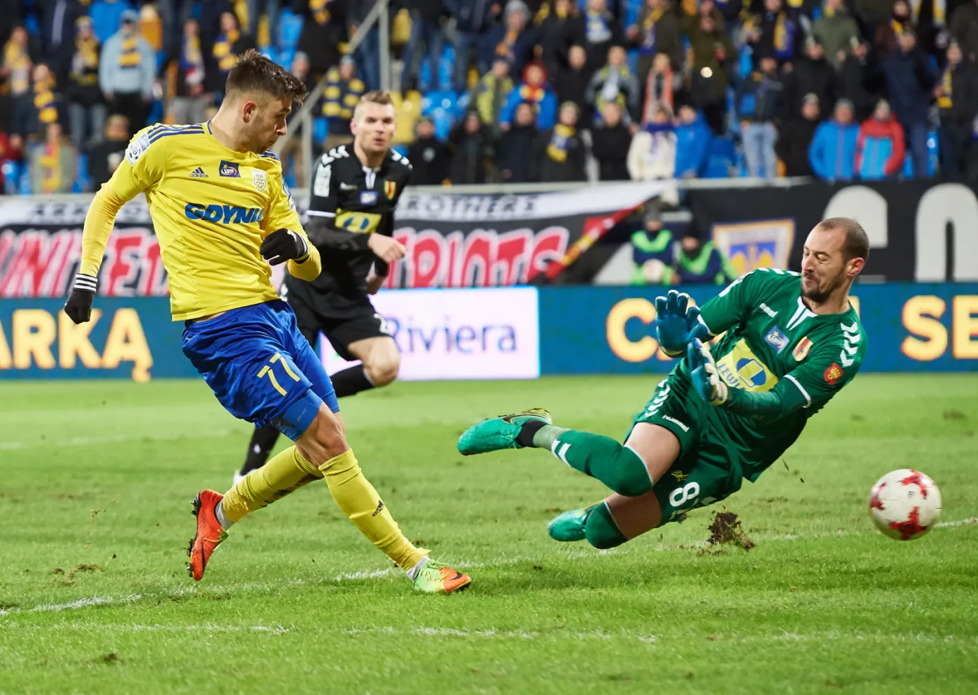 Zawodnik Arki Gdynia Dariusz Formella (L) strzela bramkę pokonując bramkarza Korony Kielce Milana Borjana