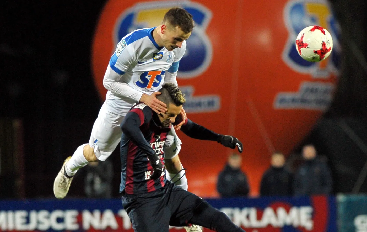 Zawodnik Pogoni Szczecin Adam Gyurcso (P) i Tomasz Kędziora (L) z Lecha Poznań