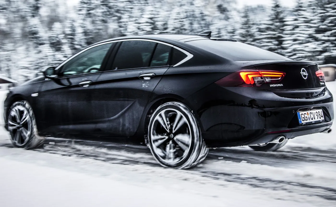 9890954-opel-insignia-grand-sport-4x4-304914.jpg
