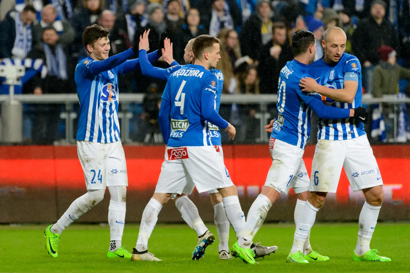 Zawodnik Lecha Poznań Dawid Kownacki (L) cieszy się ze strzelenia gola, podczas pierwszego meczu półfinałowego piłkarskiego Pucharu Polski przeciwko Pogoni Szczecin
