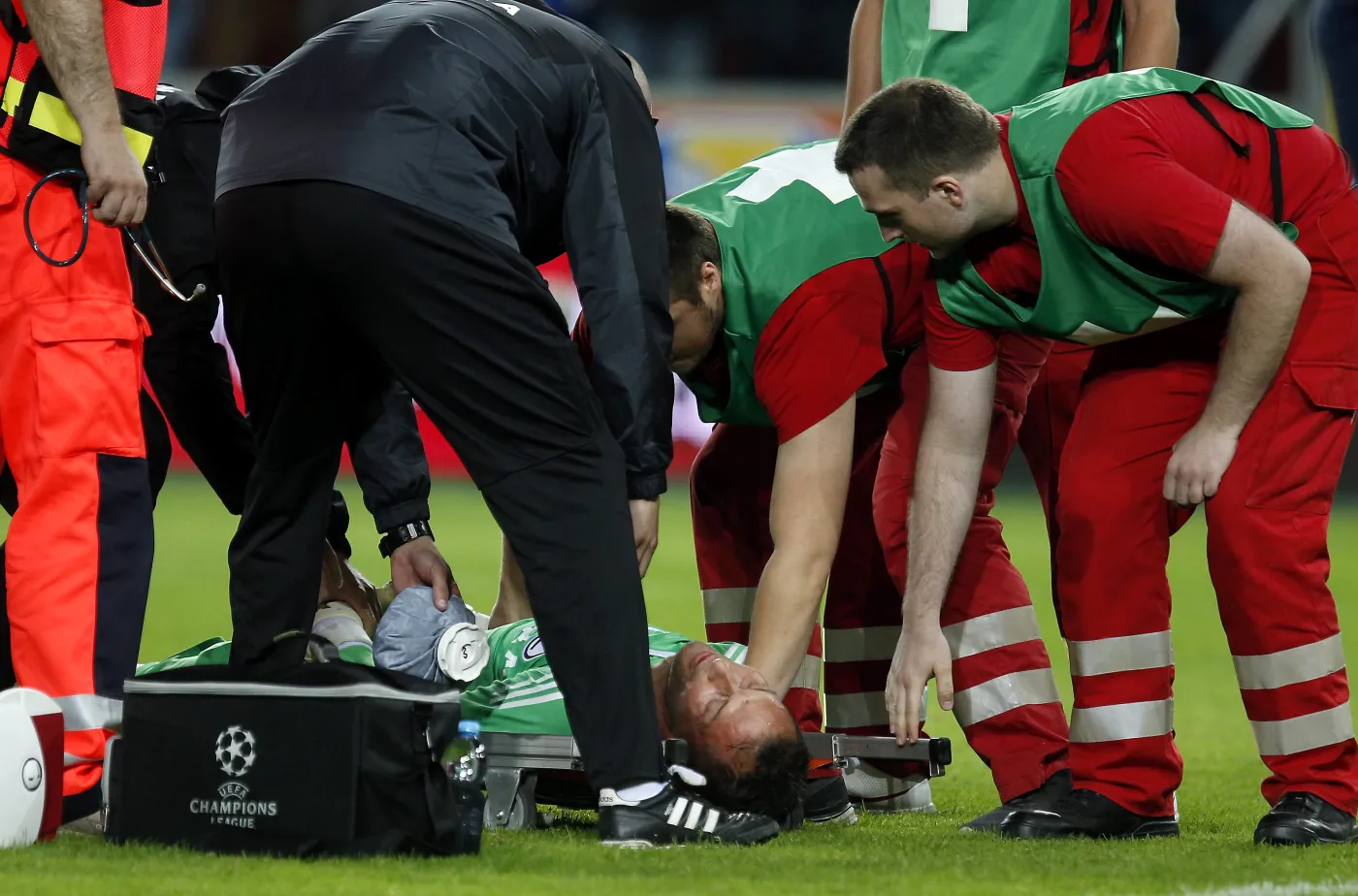 Kontuzjowany bramkarz Legii Warszawa Arkadiusz Malarz opuszcza boisko na noszach