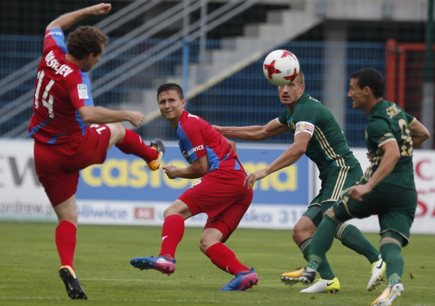 Zawodnicy Piasta Gliwice Konstantin Vassiljev (L) i Mateusz Mak (2L) oraz Piotr Celeban (2P) ze Śląska Wrocław