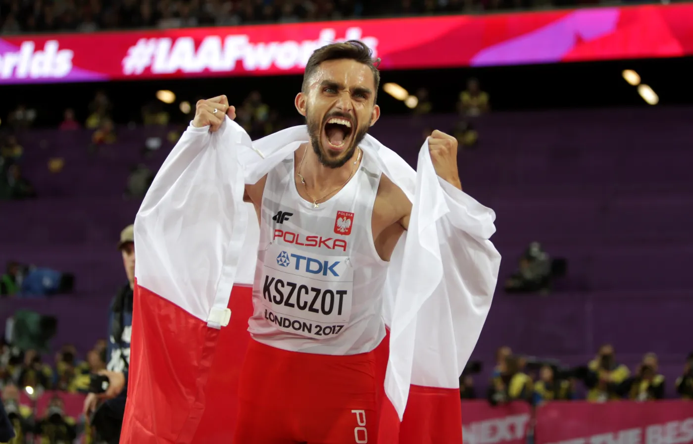 Adam Kszczot cieszy się po finałowym biegu na 800 m