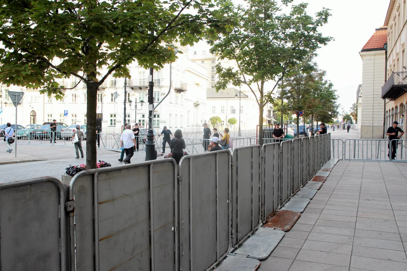 10368001-barierki-na-krakowskim-przedmiesciu.jpg