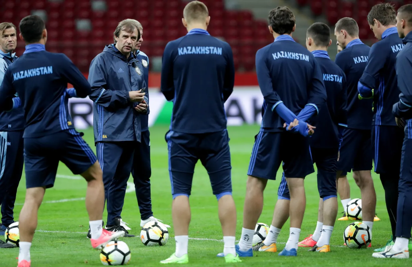 Selekcjoner piłkarskiej reprezentacji Kazachstanu Aleksandr Borodiuk (2L) podczas treningu w Warszawie